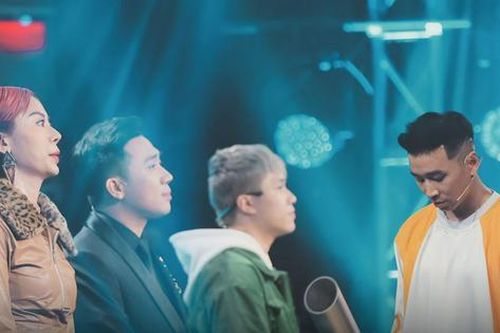 Rap Việt: Binz, Wowy, Rhymastic 'nghiêng mình' trước tài 'dạy trò' đầy táo bạo của Karik