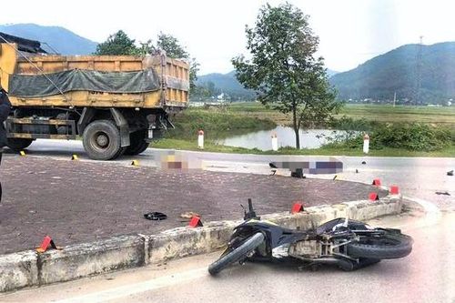 Hai người tử vong sau va chạm với ôtô tải