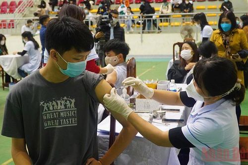 Quảng Bình tiêm vaccine cho hơn 84 nghìn trẻ từ 12 đến 17 tuổi