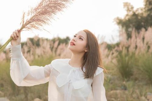 Rũ bỏ vẻ ngoài 'không nội y', 'mỹ nữ làng Hài' hóa 'nàng thơ' giữa thiên đường cỏ lau