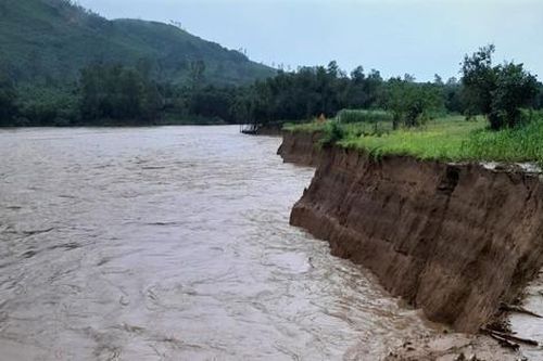 Quảng Ngãi: Lũ trên các sông tiếp tục lên và dao động mức cao