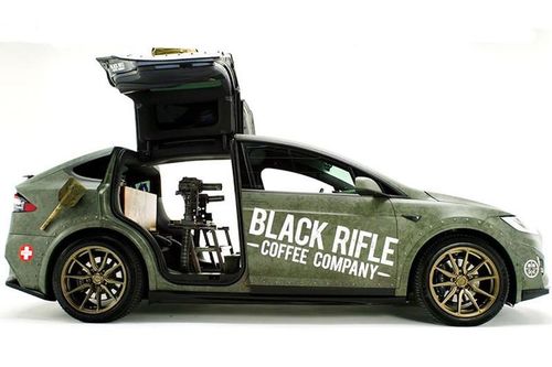 Tesla Model X độ súng 6 nòng và quầy bar pha cà phê độc nhất