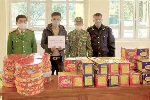 Bắt giữ đối tượng vận chuyển pháo trái phép
