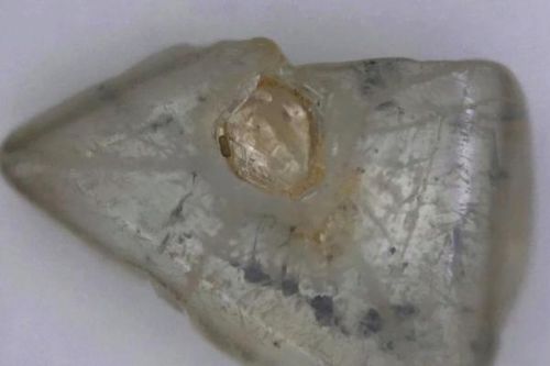 Phát hiện viên kim cương lồng trong kim cương 1.400 triệu năm siêu quý hiếm
