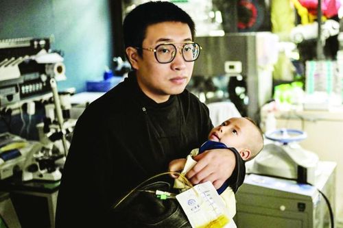 Người cha chỉ học hết cấp 3 tự chế thuốc cứu con mắc bệnh nan y