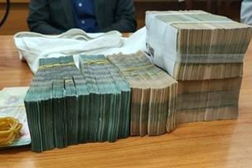 Người dân nhặt được và trả lại cán bộ xã gần 1 tỉ đồng