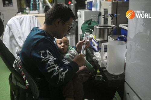 Người cha tự mở phòng thí nghiệm điều chế thuốc chữa bệnh cho con trai
