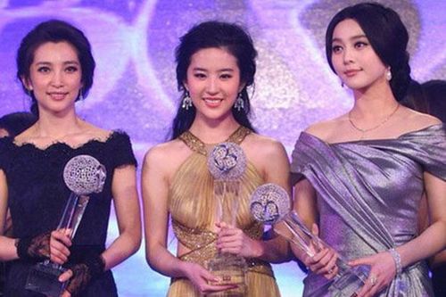 Vẫn biết Phạm Băng Băng là nữ hoàng nhan sắc Cbiz, nhưng kết quả lại quá bất ngờ khi đọ visual với Lưu Diệc Phi