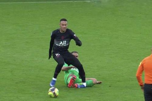 Neymar dính chấn thương kinh hoàng ở trận PSG thắng Saint-Etienne