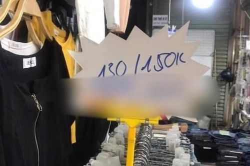 Đến mua quần áo, khách hàng 'sợ tái mặt' khi đọc nội dung tấm biển mà chủ shop đặt trên kệ