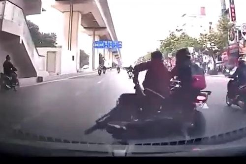 Clip: Va chạm xe máy khiến thanh niên ngã trước đầu ô tô, bức xúc hơn cả là hành động của kẻ gây tai nạn