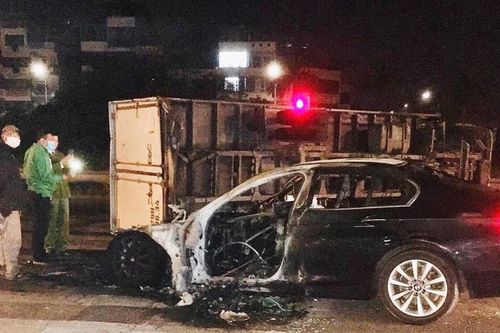 Xe sang BMW bốc cháy dữ dội, xe tải lật ngang sau cú va chạm kinh hoàng