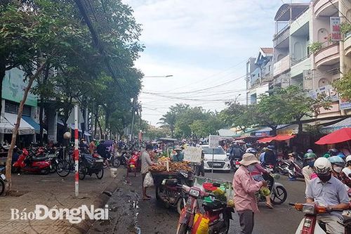 Trong chợ vắng, ngoài chợ đông