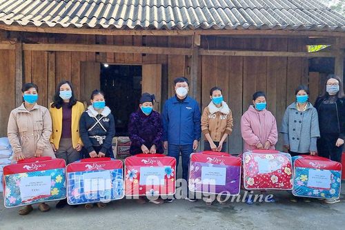 Công đoàn Báo Tuyên Quang tặng quà tại xã Hùng Lợi (Yên Sơn)