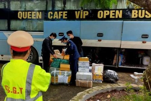 Chính trị - Xã hội Pháp luật - Cuộc sống Phát hiện xe ô tô vận chuyển lượng lớn hàng điện tử, mỹ phẩm không có hóa đơn chứng từ