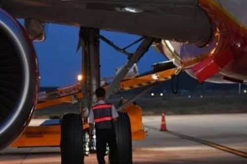 Thêm một vụ va chạm máy bay tại sân bay Nội Bài