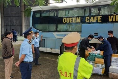 CSGT bắt giữ xe khách giường nằm chở lượng lớn hàng hóa nhập lậu