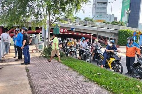 Thanh niên để lại xe máy, nhảy xuống kênh Nhiêu Lộc - Thị Nghè tự tử