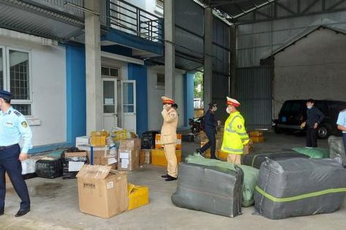 Xe khách giường nằm chở hàng nhập lậu trị giá tiền tỉ