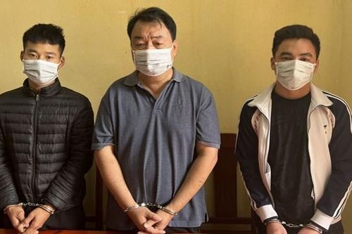 Mang xăng đốt 2 ô tô trong đêm để trả thù