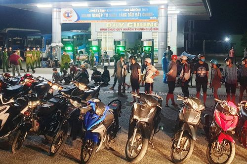 Cảnh sát vây bắt 28 người cổ vũ, đua xe trái phép