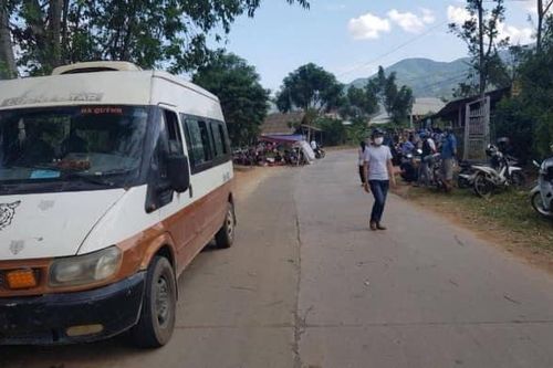 Khởi tố vụ ôtô bung chốt cửa khiến 2 học sinh văng ra ngoài