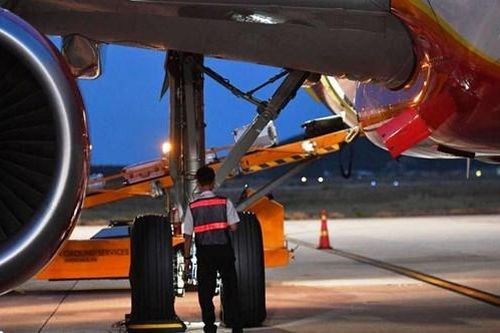 Tin mới nhất vụ hai máy bay va chạm trên sân bay Nội Bài