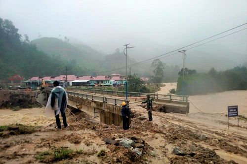 Quảng Nam: Sạt lở khiến hàng nghìn người dân ở Nam Trà My bị cô lập