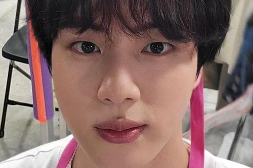 Món quà khó quên của Jin BTS tại đêm hòa nhạc đầu tiên ở Los Angeles