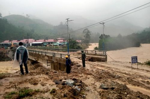 Mưa lớn gây sạt lở, hàng trăm người dân huyện miền núi Nam Trà My bị cô lập