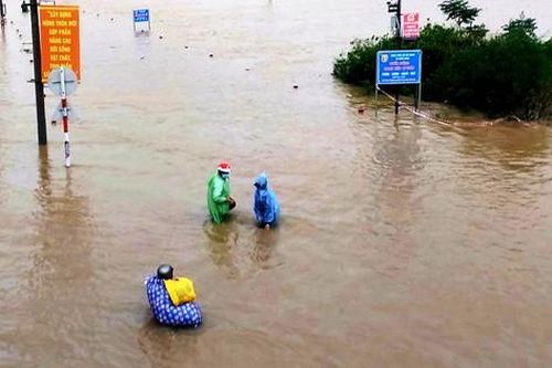 Mưa lũ tàn phá nặng nề ở Bình Định, 1 người bị lũ cuốn trôi