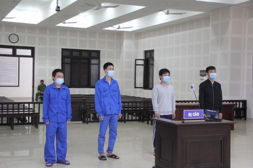Nhóm thanh niên lĩnh án nặng vì... cái sạc pin dự phòng