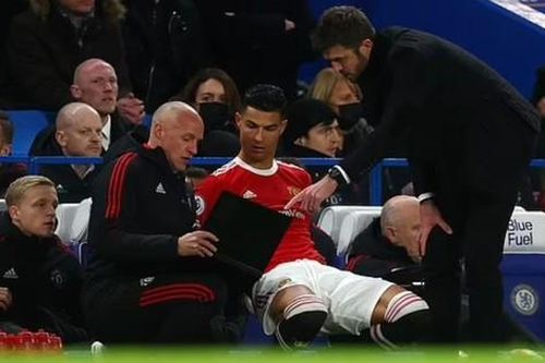 Vì sao Ronaldo ngồi dự bị trong trận MU gặp Chelsea?