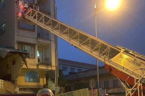 Sập nhà ở trung tâm TPHCM, 3 người được giải cứu