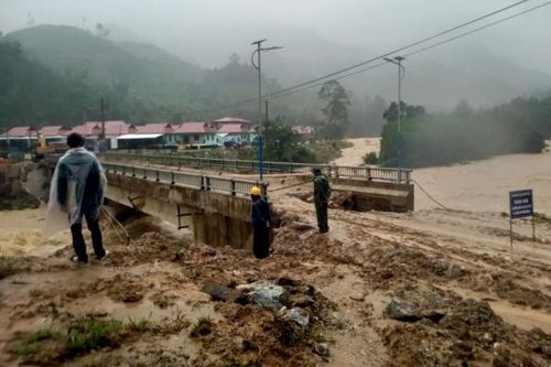 Mưa lớn gây sạt lở, Quảng Nam sơ tán dân khẩn cấp