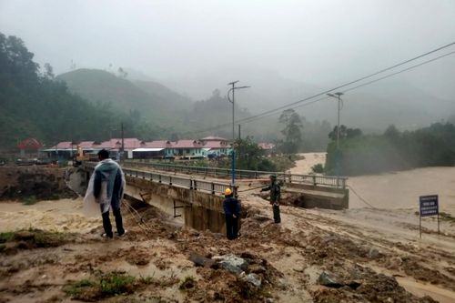 Mưa lớn kéo dài, nhiều khu vực ở huyện miền núi bị sạt lở