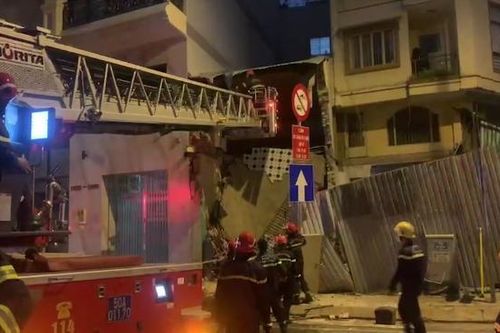 TP.HCM: Giải cứu 3 người trong vụ sập nhà bất ngờ ở quận 5