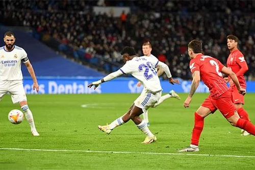 Vinicius lập siêu phẩm, Real tái lập khoảng cách với Atletico