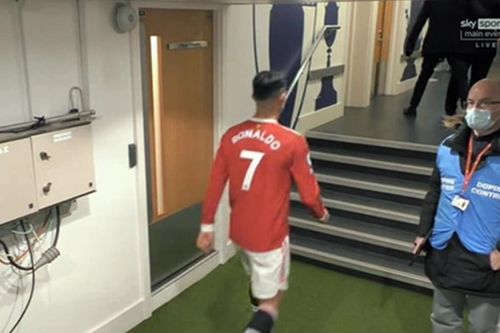 Ronaldo đi thẳng vào đường hầm sau trận MU hòa Chelsea