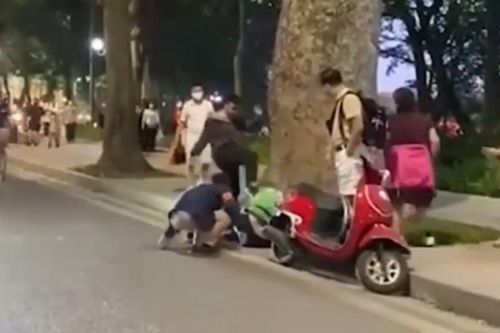 Clip: Hai người đàn ông chửi bới, đá túi bụi nam thanh niên ngay trên đường phố Hà Nội