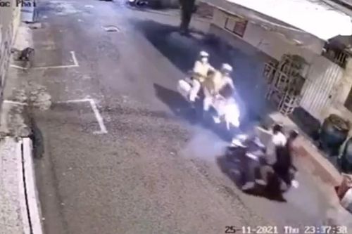 Tông vỡ yếm xe CSGT khi bị truy đuổi, nam thanh niên chở bạn gái vội tăng ga bỏ chạy thoát thân