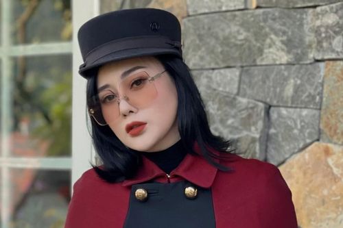 Phương Oanh lên đồ đầy sang chảnh, trung thành với một phụ kiện giúp nâng tầm nhan sắc