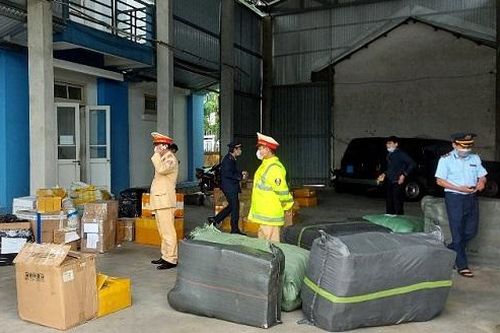 Phát hiện xe ô tô chở hàng điện tử, mỹ phẩm không có hóa đơn trị giá gần 1 tỷ đồng