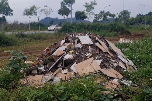 Thành phố Lào Cai: Tình trạng đổ trộm rác thải xây dựng