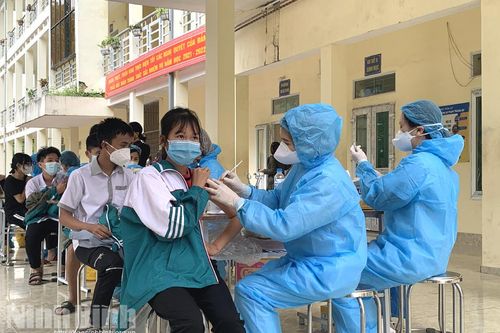 Tiêm vắc xin phòng COVID-19 cho học sinh THCS các huyện trong tỉnh