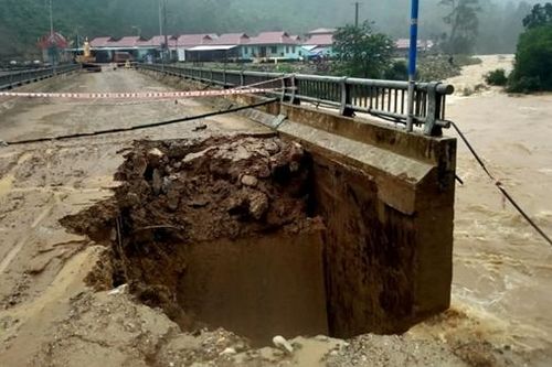 Mưa lũ gây sạt lở, chia cắt nhiều địa phương miền núi Quảng Nam