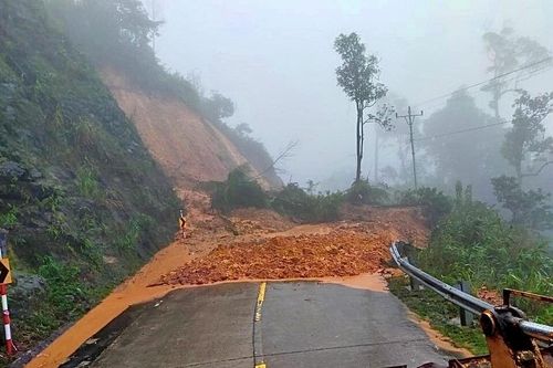 Kon Tum: Mưa lớn kéo dài, nhiều tuyến đường huyết mạch sạt lở nghiêm trọng