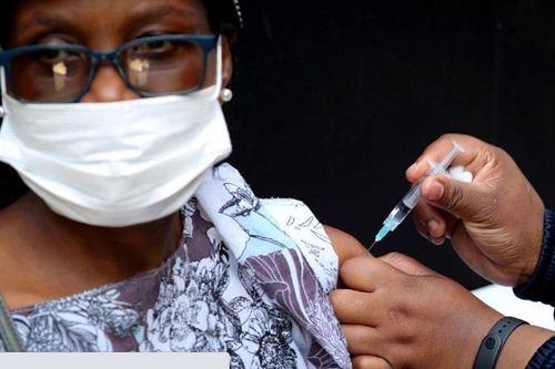 Chuyên gia: Vaccine COVID-19 vẫn hiệu quả với siêu biến chủng Omicron