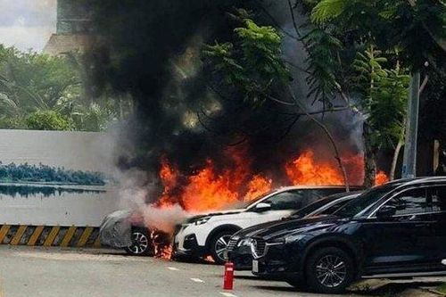 Báo động hàng loạt vụ đốt xe ô tô để trả thù vì ghen tuông