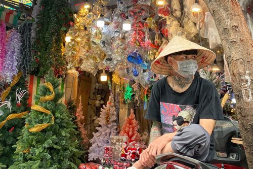 Chợ Giáng sinh lớn nhất TP.HCM ảm đạm mùa cao điểm